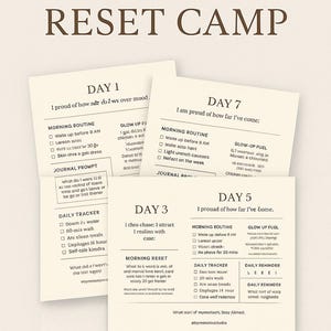 Könnte beinhalten: Ein Stapel weißer Karten mit handschriftlichem Text, betitelt "7-DAY RESET CAMP". Jede Karte enthält tägliche Routinen, Journal-Eingabeaufforderungen und Tracker. Die Karten sind beige mit braunem Text, und das Thema ist Selbstverbesserung.