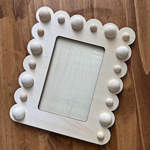 Scalloped Bobbin Frame