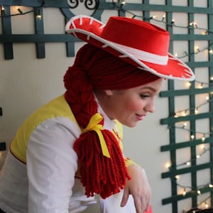 Lange pruik van gevlochten rood garen in elke maat, handgemaakt van dik rood garen, cowgirl-pruik