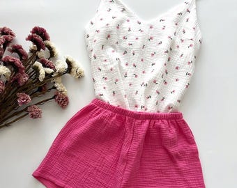 Damtröja och shorts i ekologisk bomull, pyjamaset med blommig muslin