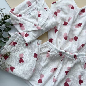 100% Baumwolle Pyjama Junggesellinnenabschied Double Gauze Homewear Pyjamas Bio-Baumwolle Set Crinkle Baumwolle Pyjamas Schlafanzug mit Herzen
