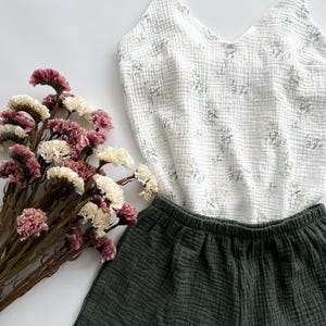 Muslinpyjamaset: Damskjorta och shorts i ekologisk bomull med blommönster bild 5