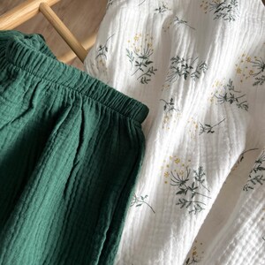 Muslinpyjamaset: Damskjorta och shorts i ekologisk bomull med blommönster bild 4