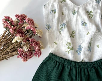Muslinpyjamaset: Damskjorta och shorts i ekologisk bomull med blommönster