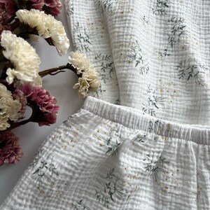 Muslinpyjamaset: Damskjorta och shorts i ekologisk bomull med blommönster bild 6