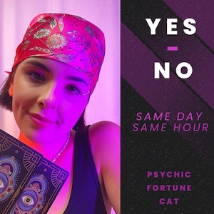 Op de afbeelding: Een vrouw met een roze bandana en een zwart tanktop houdt een tarotkaart vast met een kleurrijk oogontwerp. De achtergrond is paars en zwart met de tekst "YES - NO SAME DAY SAME HOUR PSYCHIC FORTUNE CAT".