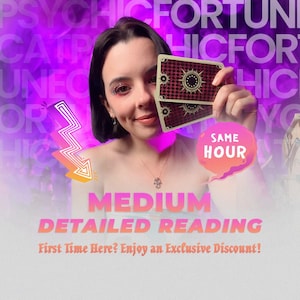 Puede incluir: Imagen que promociona lecturas psíquicas. Una persona sostiene dos cartas de tarot con un diseño burdeos y dorado. El texto incluye "MEDIUM DETAILED READING" y "SAME HOUR" en un bocadillo rosa y naranja. El fondo es morado.