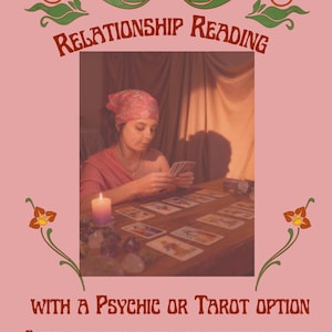 Peut inclure: Affiche rose avec le texte « RELATIONSHIP READING » et « WITH A PSYCHIC OR TAROT OPTION ». L'image montre une personne tenant des cartes, avec une bougie allumée et des cartes de tarot sur une table en bois. Des éléments floraux décoratifs encadrent l'image.