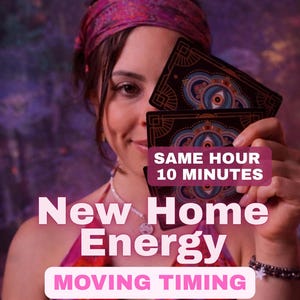 Puede incluir: Una mujer sostiene dos cartas del tarot, ocultando parcialmente su rostro. Las cartas tienen un fondo oscuro con diseños geométricos dorados y un símbolo de ojo. El texto en la imagen dice "New Home Energy" y "Moving Timing."