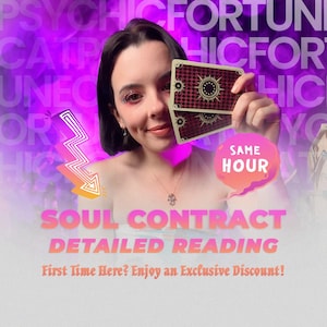 Pode incluir: Uma mulher segurando duas cartas de tarô com um design bordô e dourado. A imagem tem texto que diz "SOUL CONTRACT DETAILED READING" e "SAME HOUR" em um fundo roxo com texto adicional.