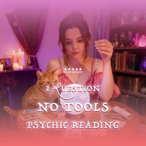 Puede incluir: Una mujer pelirroja con un vestido rosa sostiene un colgante de cristal. Una bola de cristal brillante y un gato están sobre una mesa con cartas del tarot. Texto: "1 Question, No Tools, Psychic Reading."