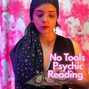 Pode incluir: Uma pessoa segurando cartas de tarô, com o texto "No Tools Psychic Reading" em rosa. A pessoa está vestindo um top preto e um lenço azul escuro com padrões de estrelas. O fundo é um design abstrato rosa e branco.