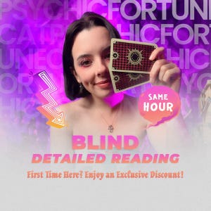 Könnte beinhalten: Eine Person hält zwei Tarotkarten mit einem roten und goldenen Design. Das Bild enthält den Text "BLIND DETAILED READING" und "SAME HOUR". Der Hintergrund ist lila mit den Worten "PSYCHIC FORTUNE" wiederholt.