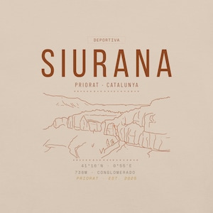 Puede incluir: Un estampado gráfico beige con el texto DEPORTIVA SIURANA PRIORAT CATALUNYA, un dibujo lineal de un paisaje rocoso y las coordenadas 41 16 N 0 55 E, 738M CONGLOMERADO y PRIORAT EST. 2025 en letras de color marrón oscuro y naranja.