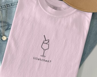 Minimalistisches Lilletchen T-Shirt, Lillet Liebhaber Shirt, Geschenk für beste Freundin, Wildberry Lillet, Geschenkidee für beste Freundin