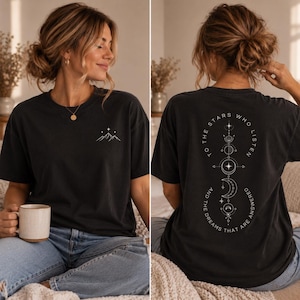 T-shirt med texten "To The Stars Who Listen", premium ACOTAR-merchandise, present till bokmalar, fantröja med texten "A Court of Thorns and Roses", bokmerchandise