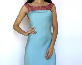 Patty Shelabarger, diseñadora italiana, vestido de seda azul claro con ribete de encaje rosa