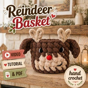 Può includere: Un cestino all'uncinetto marrone e beige a forma di renna con due corna, due orecchie, occhi neri e un naso a pompon rosso. L'immagine include il testo Reindeer Basket, Video, Tutorial, & PDF, e hand crochet.