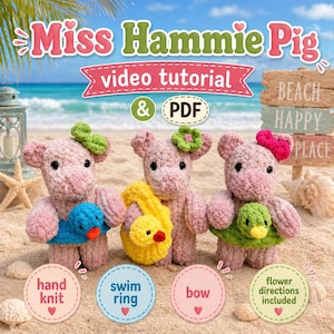 Puede incluir: Tres peluches de cerdos rosas tejidos a mano con accesorios, incluyendo un flotador azul, un bolso de pato amarillo y un flotador verde. Cada cerdo tiene una flor o un lazo en la cabeza. La imagen incluye el texto "Miss Hammie Pig video tutorial & PDF."
