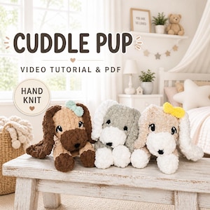 Op de afbeelding: Drie handgebreide pluche puppy's in bruin, grijs en beige, elk met slappe oren en een strik. Het speelgoed wordt tentoongesteld op een witte houten bank. De tekst "Cuddle Pup" en "Video Tutorial & PDF" zijn zichtbaar.
