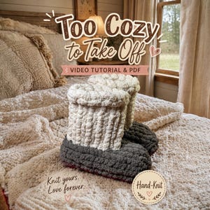 Puede incluir: Un par de pantuflas tejidas a mano, color crema y gris, sobre una manta texturizada. Las pantuflas tienen un diseño grueso y acanalado. El texto "Too Cozy to Take Off" y "Video Tutorial & PDF" es visible.