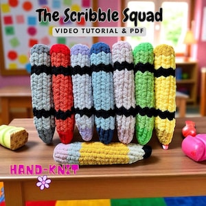 Pode incluir: Uma coleção de itens em forma de lápis, feitos à mão, em várias cores, incluindo cinza, vermelho, azul claro, rosa, verde e amarelo, com faixas pretas. O texto "The Scribble Squad" e "VIDEO TUTORIAL & PDF" são visíveis.