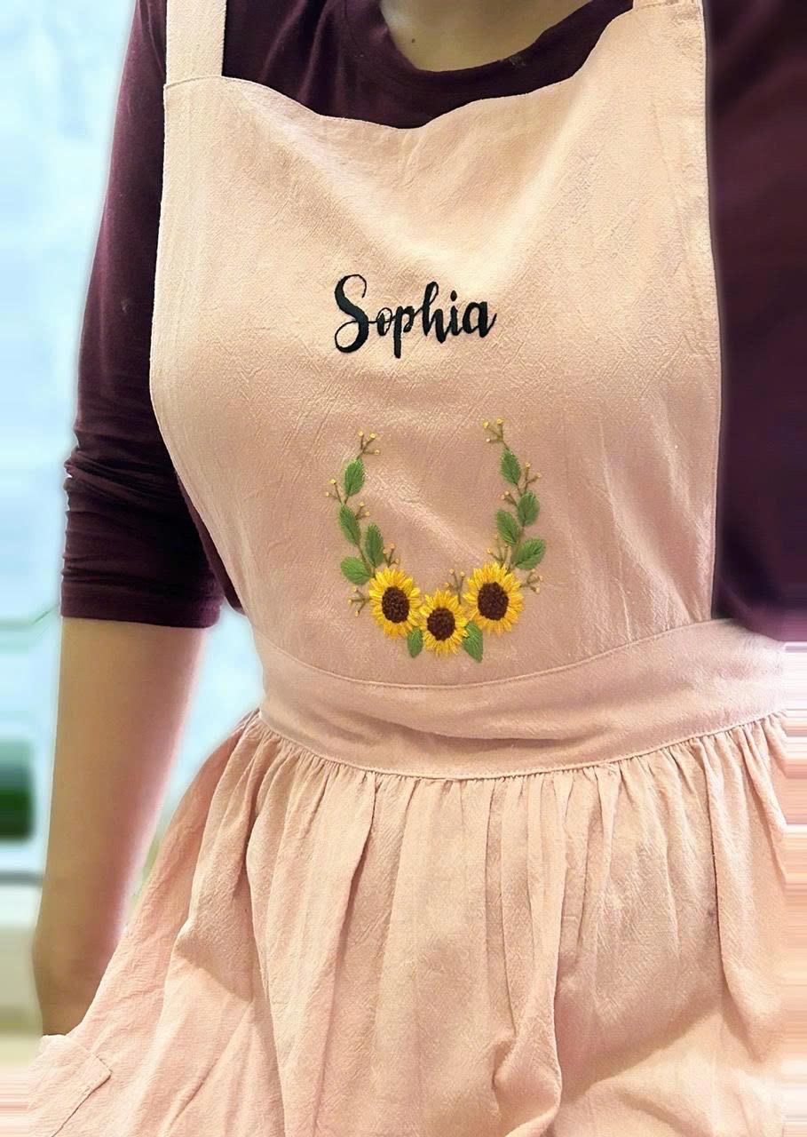 ひまわり刺繍入りリネンエプロン：彼女へのパーソナライズギフト
