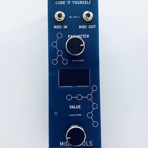 Puede incluir: Un dispositivo electrónico azul oscuro con el texto "CODE IT YOURSELF" y "MIDI IN" y "MIDI OUT". Tiene dos perillas, una pequeña pantalla y líneas gráficas blancas. El dispositivo es rectangular y tiene tornillos negros.
