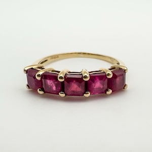 Pierścionek ze złota próby 9 ct z pięcioma kamieniami rubinowymi, rozmiar 2,35 ct, O - P