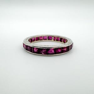 Vintage antiker Art-Deco-Ring aus Platin mit 1,6 ct Rubin, durchgehendem Eternity-Band, Größe K