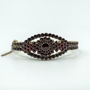 Pulseira articulada boho em prata dourada antiga com granada, tamanho 8 a 9 polegadas.