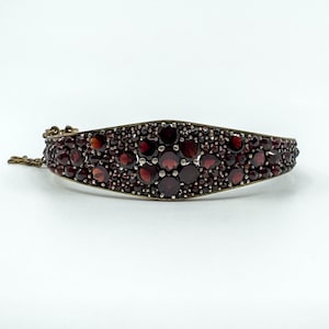 Antieke zilveren, vergulde boho-armband met granaatsteen en scharnier, inclusief veiligheidsketting.
