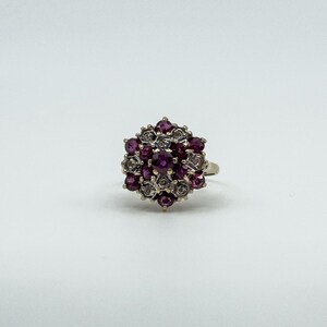 Anillo vintage de oro de 9 quilates con rubí y diamantes (0,81 ct), talla K 375.