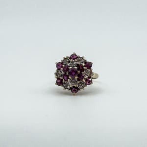 Vintage 9 kt gouden robijn en diamanten clusterring 0,81 kt maat K 375