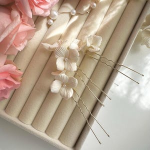 Bridal hair pins made of polymer clay with flowers and pearls – Handmade hair accessories for weddings – Delicate hair pins – Boho bridal accessories