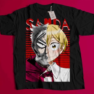 Könnte beinhalten: Schwarzes T-Shirt mit einer Anime-Grafik mit geteiltem Gesicht. Eine Seite ist ein grau getönter Charakter, die andere ist ein blondes Charakter. Das Wort "SAMDA" ist rot oben aufgedruckt. Ein Etikett ist am Kragen befestigt.