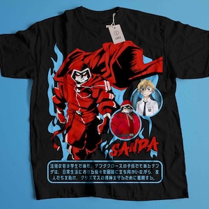 Könnte beinhalten: Schwarzes T-Shirt mit einem rot-schwarzen Anime-Charakter mit roter Kapuzenrobe und blauen Flammen. Das Shirt enthält japanischen Text und ein kleines rundes Bild eines Charakters. Ein Etikett lautet "LARGE."