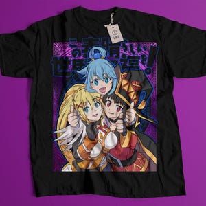 Peut inclure: Un t-shirt noir à manches courtes avec une impression graphique de trois personnages d'anime aux cheveux bleus, blonds et foncés. Le motif inclut du texte japonais en bleu et une bordure géométrique violette. Une étiquette blanche L LARGE est fixée.
