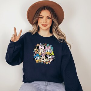 Sudadera Floral Friends, cuello redondo con dibujos animados para mujer, top retro inspirado en Disney, atuendo acogedor para un día en el parque, idea de regalo de primavera, un detalle dulce.