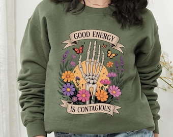 Sudadera "Buena Energía Es Contagiosa", suéter acogedor con vibraciones positivas, cuello redondo con esqueleto floral bohemio, regalo espiritual inspirador para Halloween en otoño.
