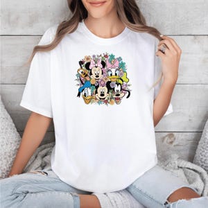 Camiseta de dibujos animados de amigos florales, linda camiseta con personaje para mujer, camiseta gráfica retro inspirada en Disney, atuendo colorido para un día de parque de primavera, regalo para ella