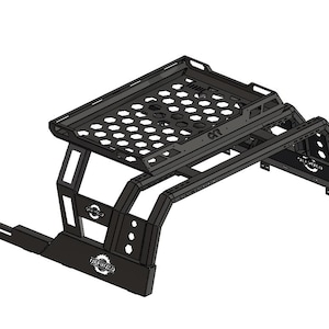 Puede incluir: Un bastidor de cama de camión de metal negro con una plataforma de malla y rieles laterales. El bastidor está diseñado para adaptarse a una cama de camión y tiene un logotipo "TRIFECTA" en el lateral.