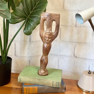 Vintage handgesneden houten beeldfiguur Afrikaans figuur