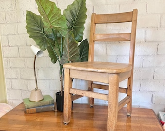 Vintage zware houten kinderstoel, kleine houten stoel om neer te zetten