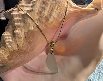 Halskette aus Meerglas und Gold