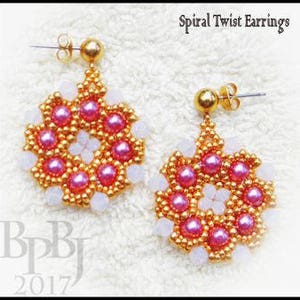 Pode incluir: Um par de brincos de espiral dourados com contas rosa e brancas.