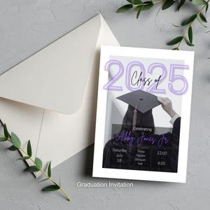 Pode incluir: Um convite de formatura com um envelope branco e galhos de vegeta&ccedil;&atilde;o. O convite apresenta o texto "Class of 2025" em lavanda, uma foto de um graduado e detalhes do evento. O texto "Graduation Invitation" est&aacute; na parte inferior.