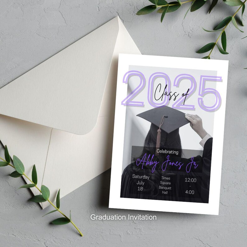 Pode incluir: Um convite de formatura com um envelope branco e galhos de vegeta&ccedil;&atilde;o. O convite apresenta o texto "Class of 2025" em lavanda, uma foto de um graduado e detalhes do evento. O texto "Graduation Invitation" est&aacute; na parte inferior.