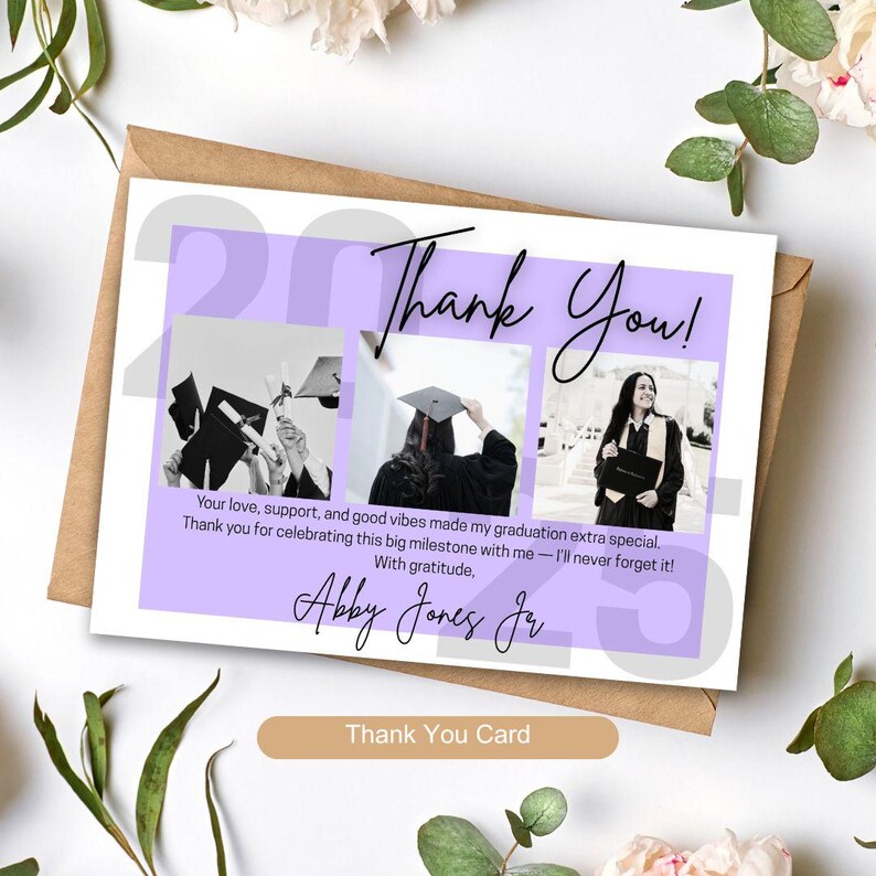 Pode incluir: Um cart&atilde;o de agradecimento de formatura com uma borda lavanda e tr&ecirc;s fotos. O cart&atilde;o diz "Thank You!" em uma escrita elegante, com uma mensagem pessoal e o nome "Abby Jones Jr.". A parte inferior do cart&atilde;o diz "Thank You Card".