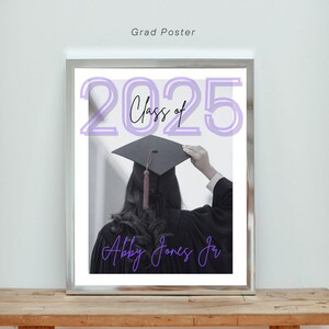 Pode incluir: Um p&ocirc;ster de formatura emoldurado com o texto "Grad Poster" no topo. O p&ocirc;ster apresenta o ano "2025" em lavanda, com "Class of" em escrita preta. O nome "Abby Jones Jr" est&aacute; escrito em escrita lavanda abaixo de uma pessoa com um chap&eacute;u de formatura.
